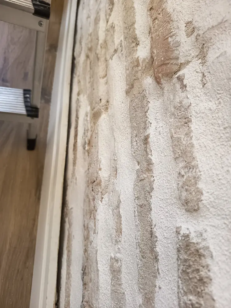 Huecos y grietas en la pared de una habitación de hotel donde se alojaban chinches de cama